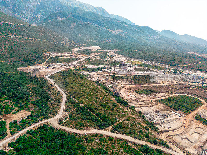 大型建筑工地的鸟瞰图，重型机械正在进行土方工程