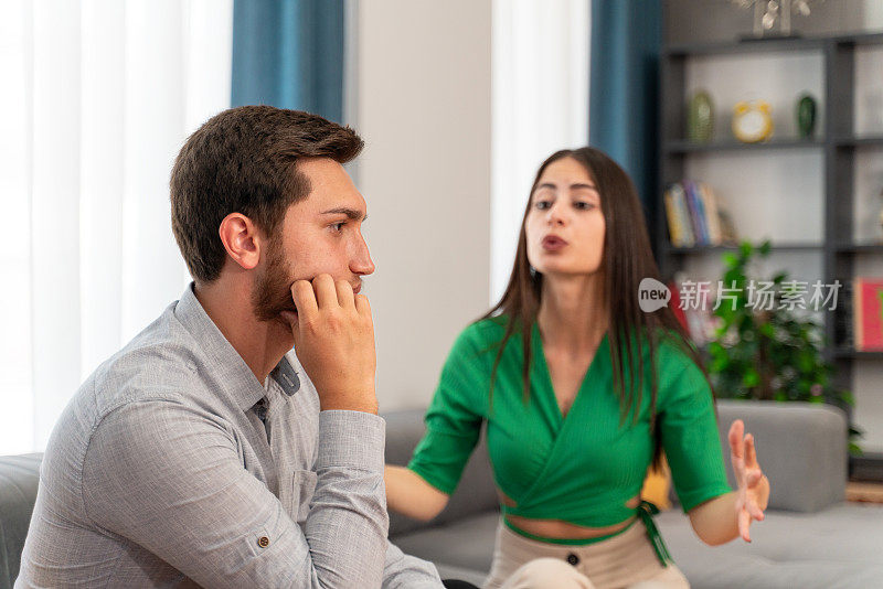 年轻的女友在男友筋疲力尽的时候和他激烈地争吵
