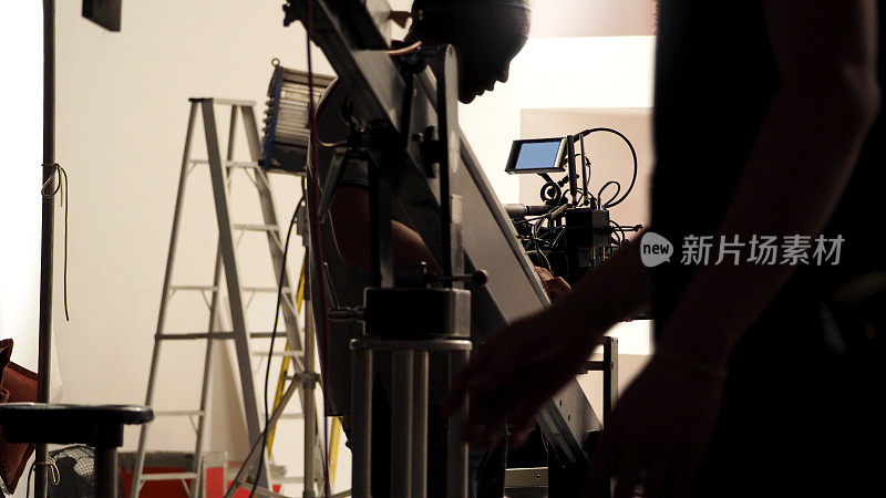 背后的视频拍摄制作团队的工作和设置全高清摄影设备在演播室。