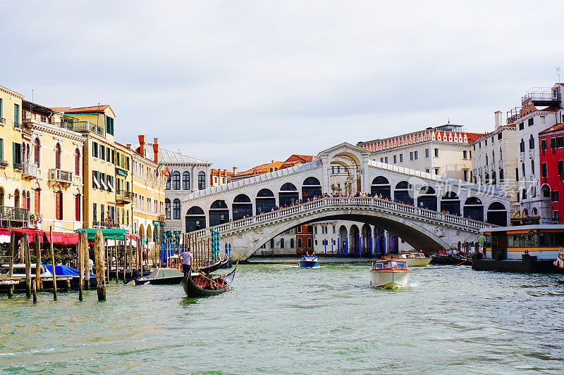威尼斯大运河上的里亚托桥