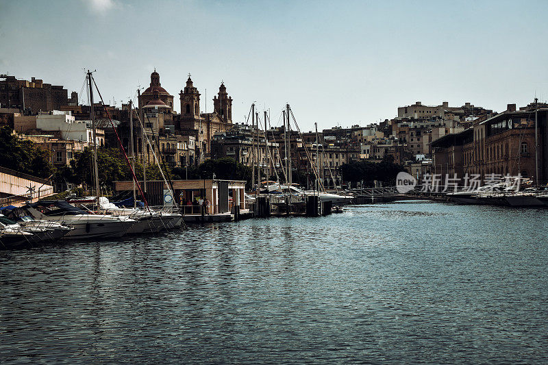 马耳他的海景与Birgu港和许多系泊游艇