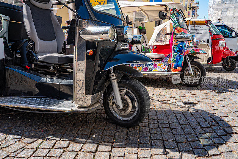 三轮车和里斯本大教堂周围的城市景观，葡萄牙