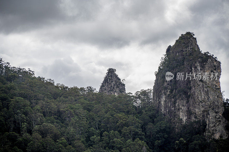 宁宾岩。古老的火山塞对土著人民来说是神圣的。