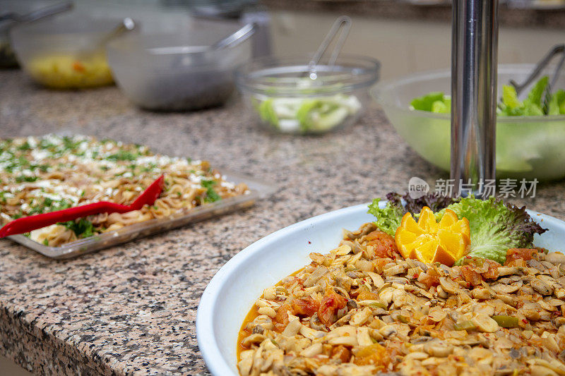 在豪华餐厅提供自助餐。