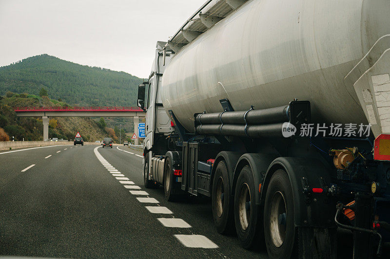 高速公路上的油罐车