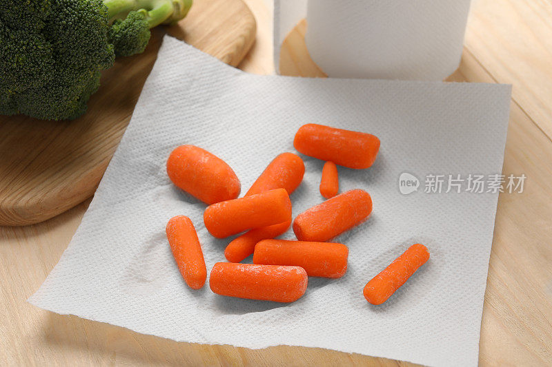 胡萝卜在木桌上用纸巾擦干，特写