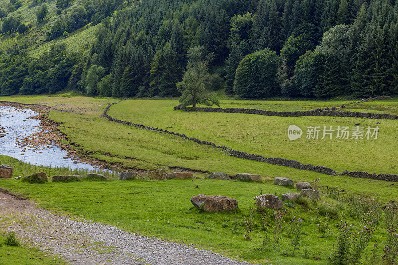 在英格兰约克郡山谷南部地区的起伏景观中，河流流经一个石圈。