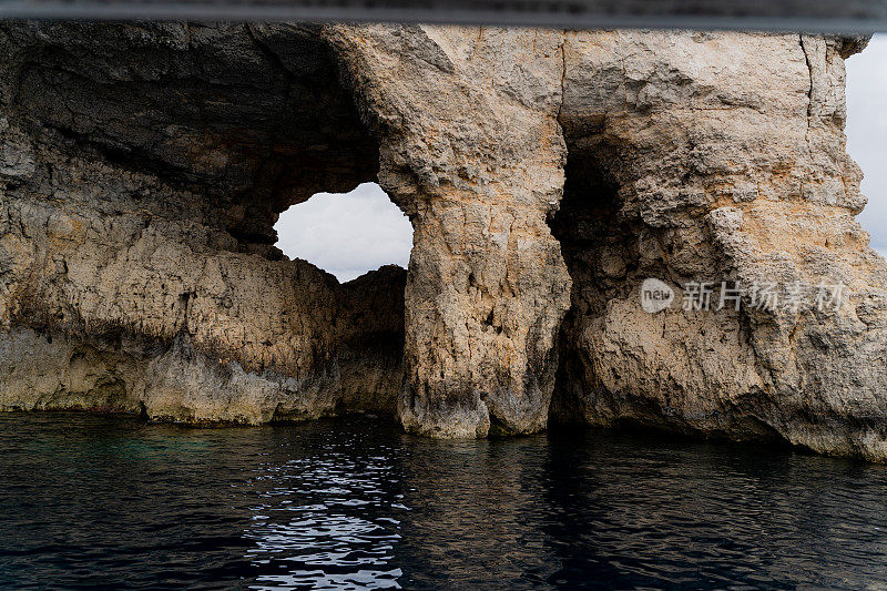 马耳他岛上的洞穴。泻湖。