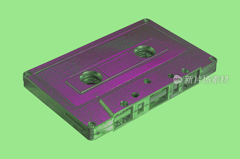 复古音频紧凑盒式磁带录音机或播放器在明亮的酸性霓虹灯的颜色。复古风格80-90年代。模板音乐专辑封面，传单，杂志，传单。对旧学校的怀旧回忆。