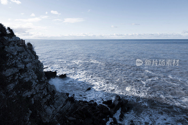 波涛汹涌的大海和布满岩石的岩层。