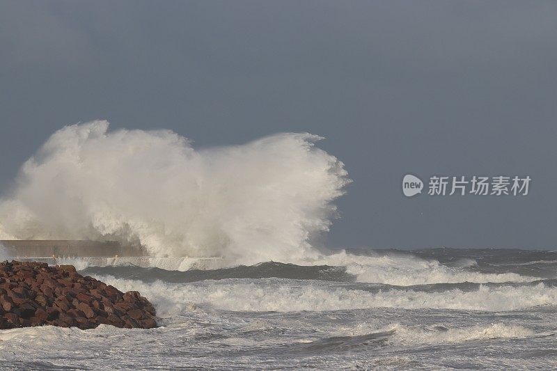 波涛汹涌的海面