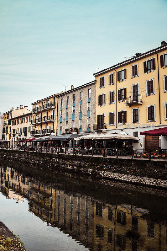 意大利米兰，白天大运河一侧的美丽景色
