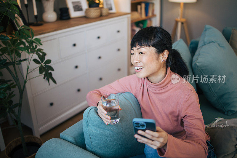 微笑着看电视的日本女人