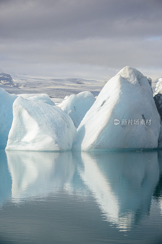 冰山漂浮在冰岛的Jokulsalon冰川泻湖