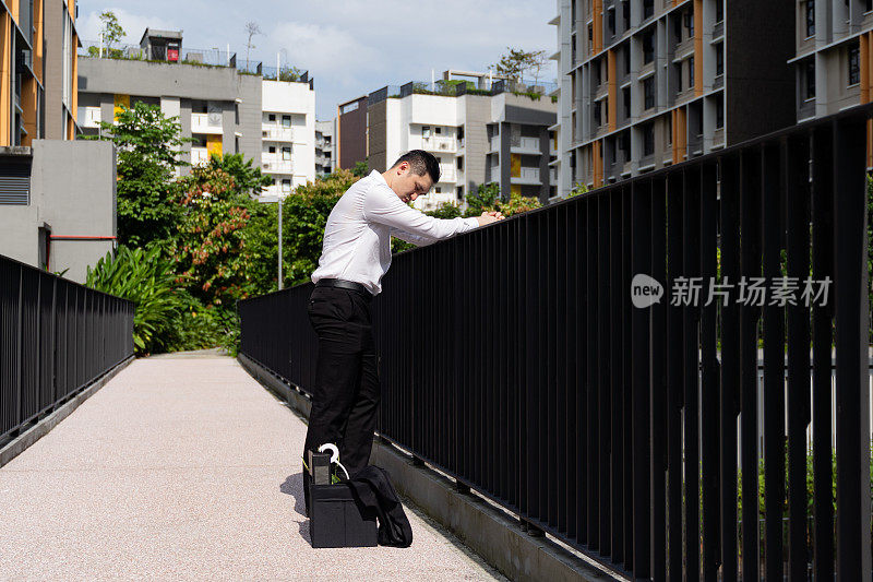 一名中国男子在过桥时被勒紧了行李