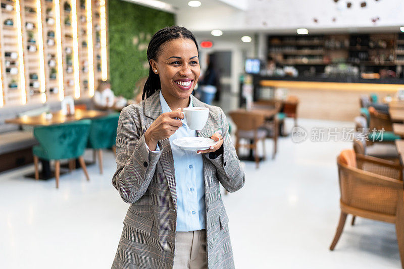 快乐的非洲女商人肖像