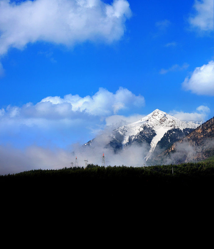 烟雾缭绕的落基山脉令人毛骨悚然的景色