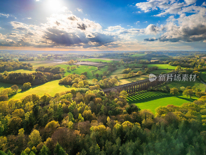 鸟瞰乌斯谷高架桥在苏塞克斯乡村，英国