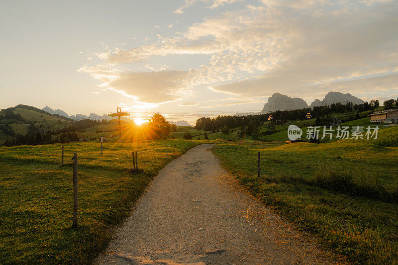 日出时，在塞瑟阿尔姆徒步旅行