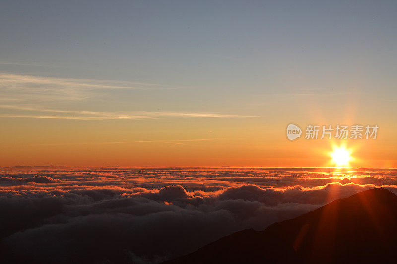 哈雷阿卡拉峰云层之上的日出