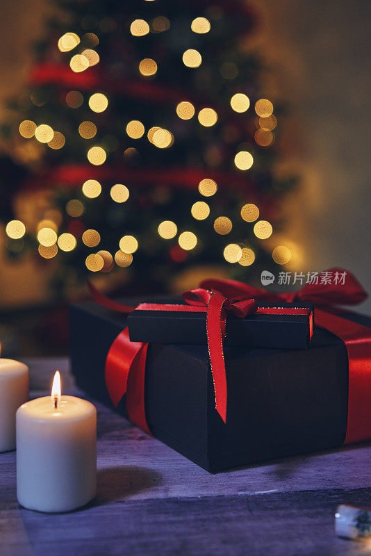 圣诞礼物和节日彩灯