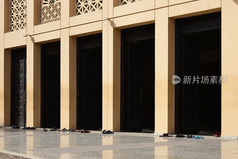 清真寺入口处的鞋子(大清真寺，迪拜，迪拜，阿联酋)