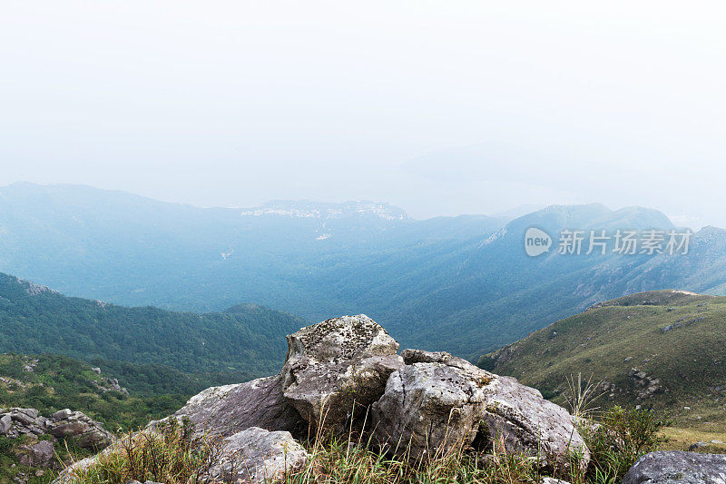 清晨朦胧的山景