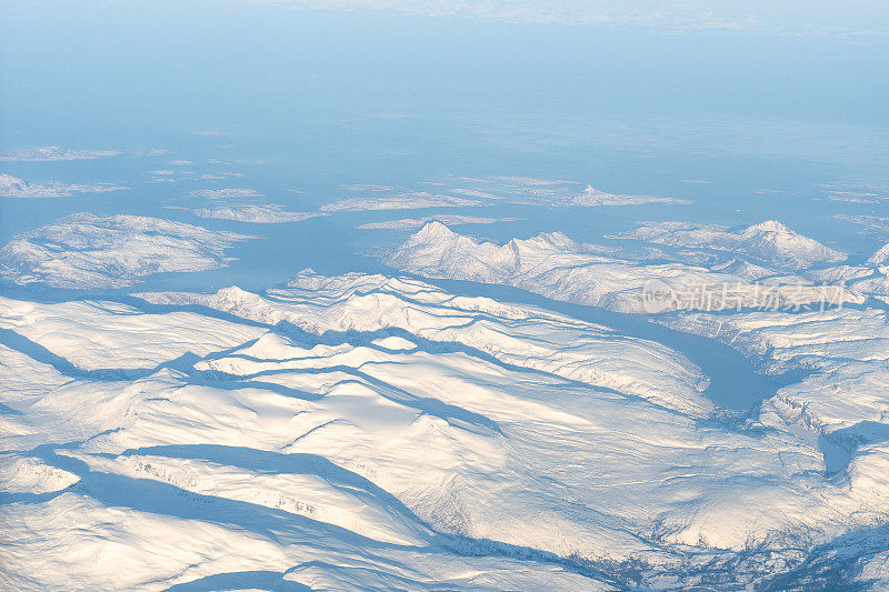 雪挪威鸟瞰图积雪覆盖的山脉和峡湾在挪威北部