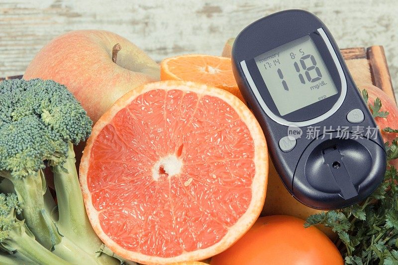 血糖测量仪与糖水平和天然水果蔬菜。糖尿病和含有矿物质和维生素的营养食物