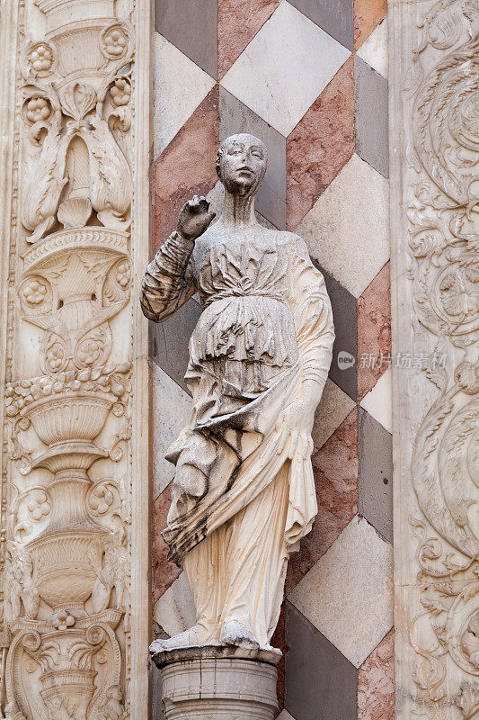 位于贝加莫的中世纪大教堂圣玛丽亚·马焦雷的细节和雕像
