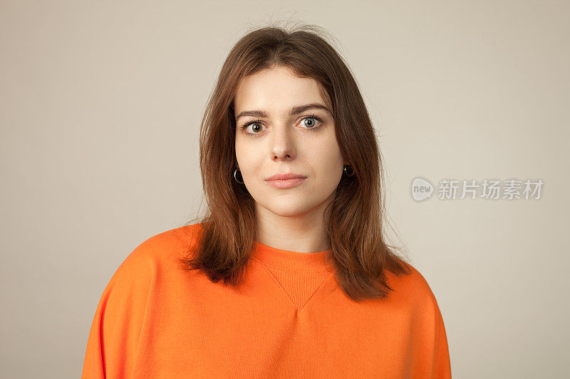 一个25岁女人的画室肖像，米色背景