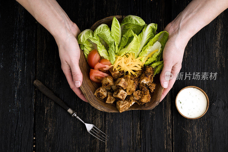 端着一碗鸡肉沙拉