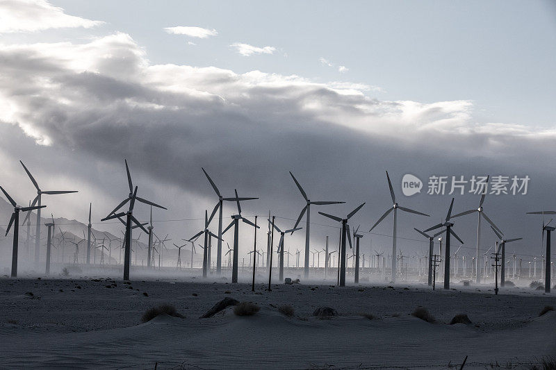 沙尘暴中棕榈泉的风力涡轮机
