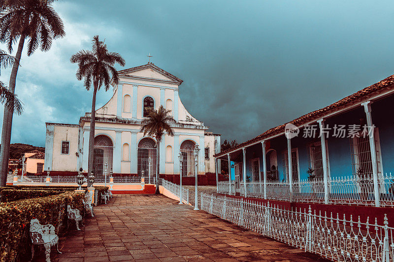 古巴特立尼达，在穆迪天空下的圣弗朗西斯科教堂召开的庄严的伊格莱西亚会议