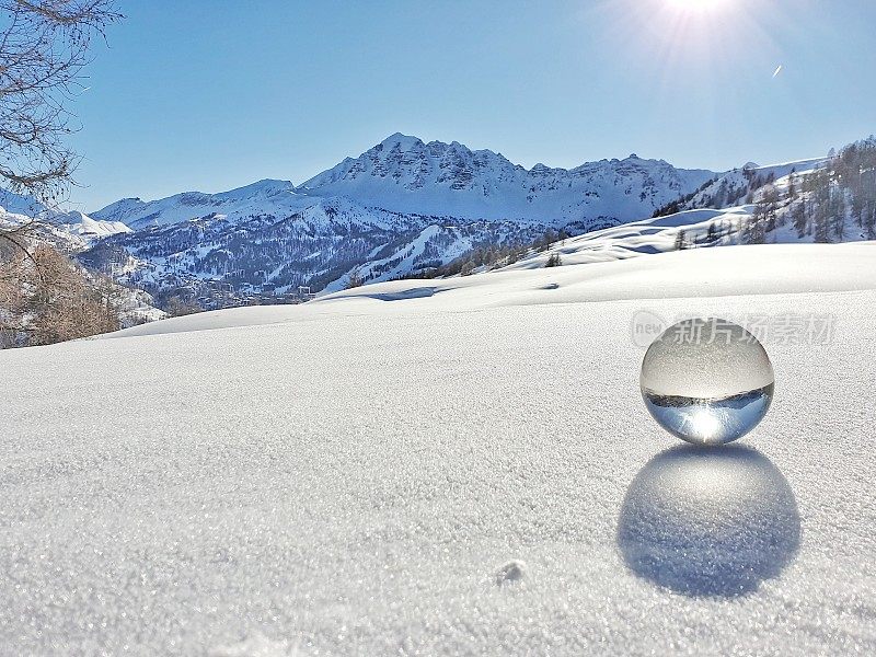法国阿尔卑斯山的水晶球