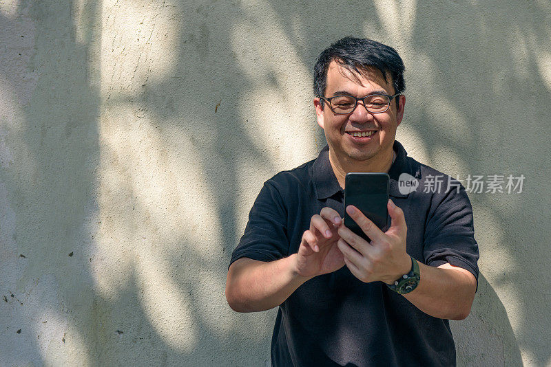 亚洲男人使用手机
