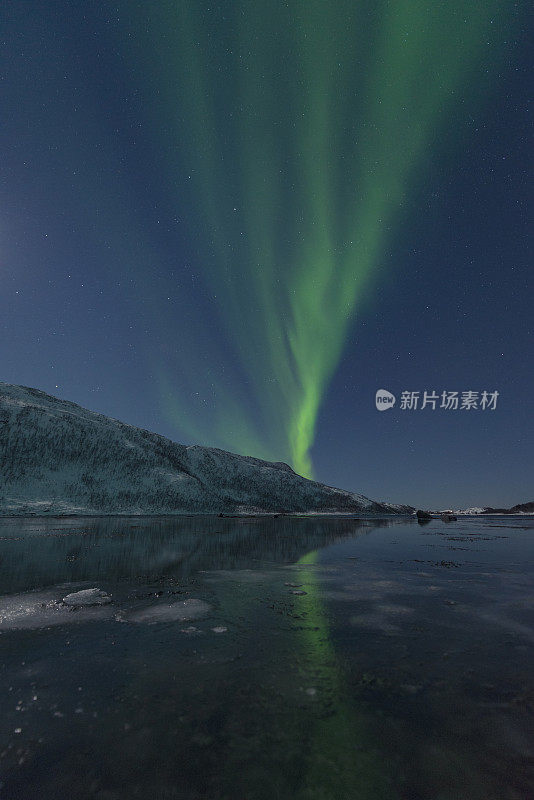 北极光挪威北部夜空中的北极光