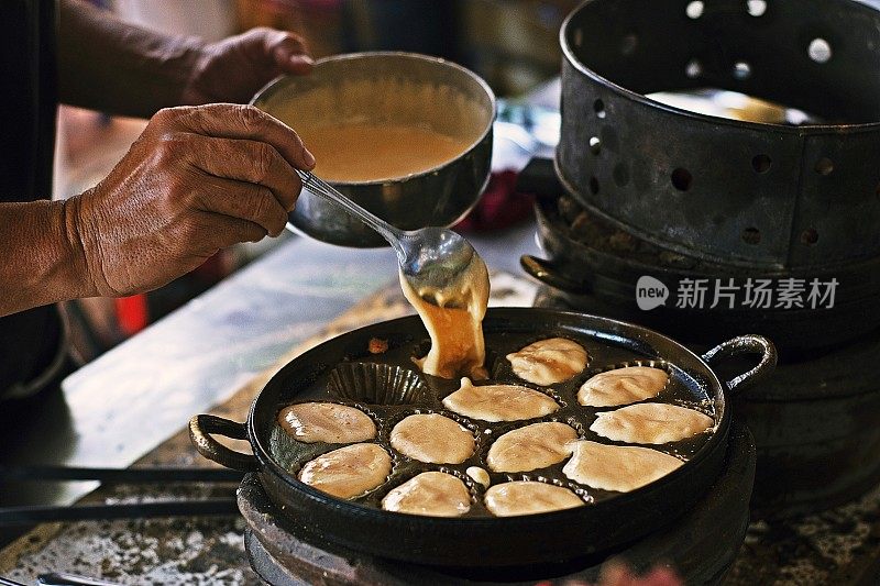 做煎饼包——曼谷街头小吃。