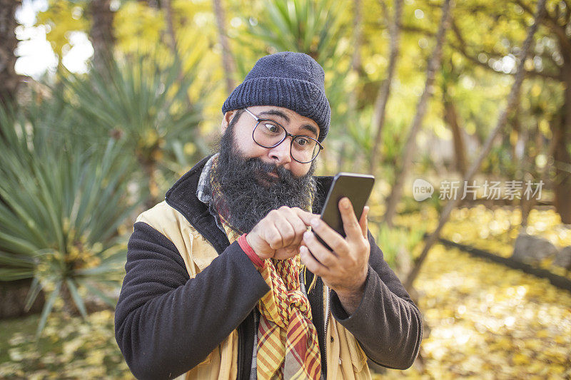 一个用手机的潮男