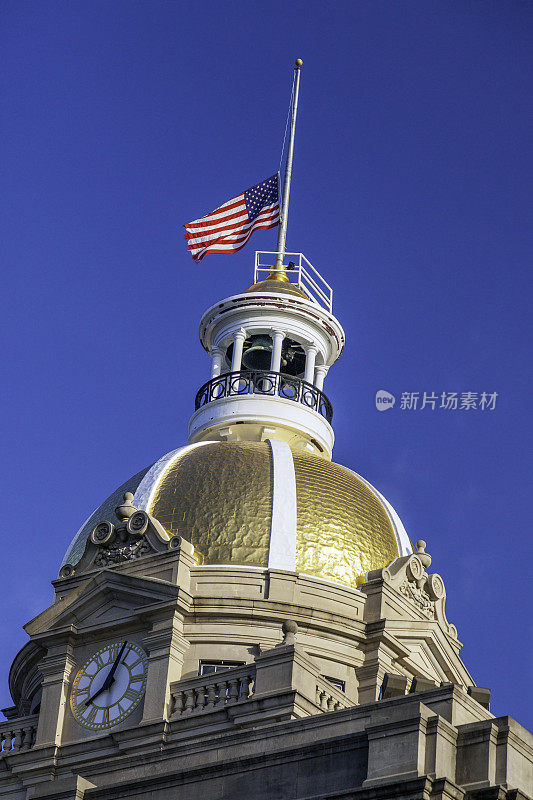 20世纪初，文艺复兴时期的萨凡纳市政厅大楼有一个70英尺高的金叶圆顶和美国国旗半旗降半旗的钟面。