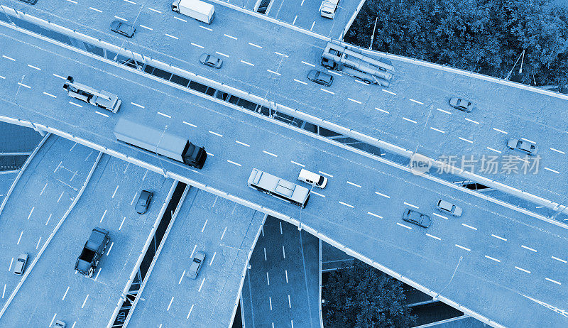 汽车和卡车在城市道路上行驶的机动性概念