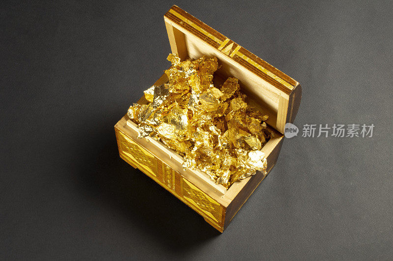 打开的单手手工棺材，以黑色纹理纸为背景，内含金箔为黄金，木箱、木箱、宝箱。