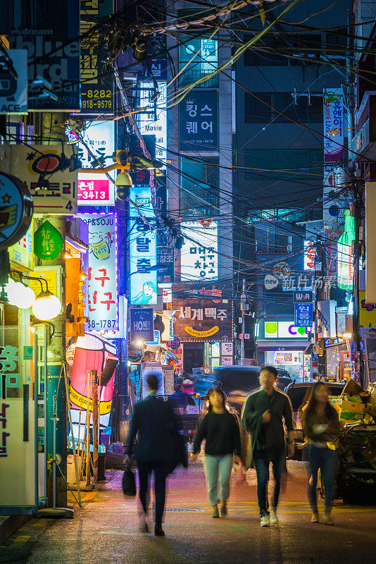 首尔人在繁忙的韩国新川夜生活街霓虹夜