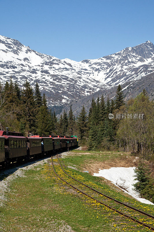 乘坐火车——阿拉斯加斯开格威最受欢迎的短途旅行——从阿拉斯加的斯开格威穿过怀特山口前往加拿大。