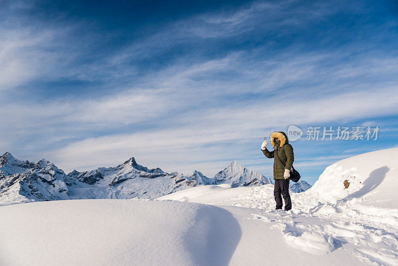 在阿尔卑斯山徒步旅行