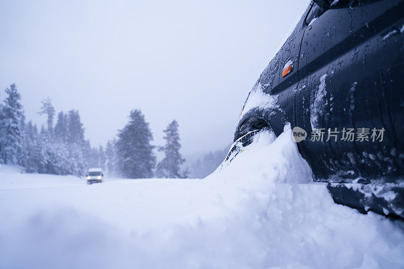 在雪下。车POV，行驶在积雪覆盖的道路上，初雪霏霏。