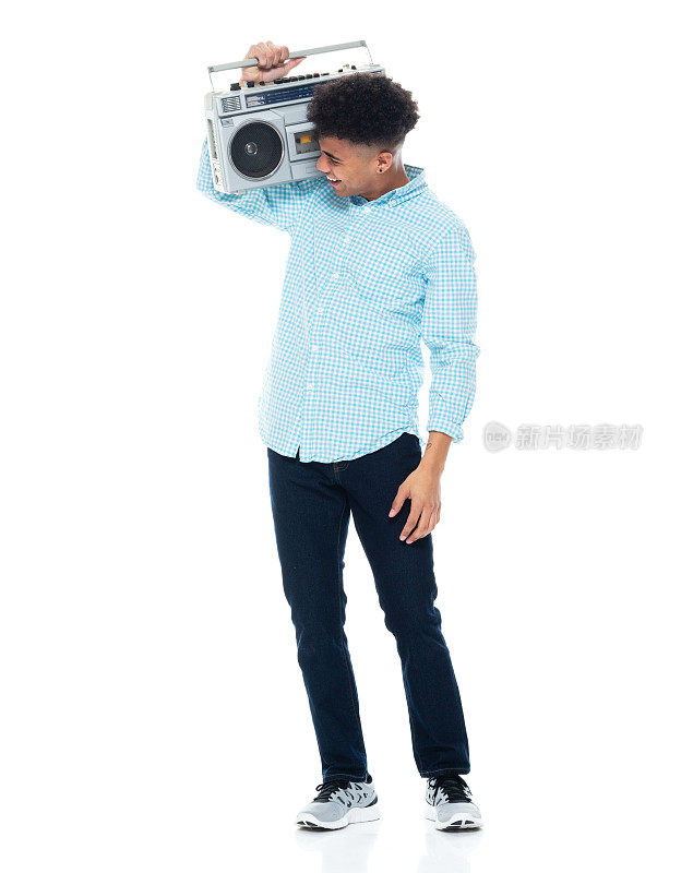 非裔美国男孩穿着卷起的袖子拿着录音机跳舞