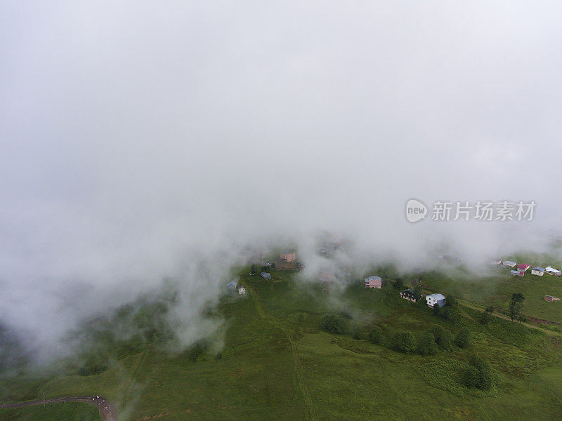 云下山村鸟瞰图。