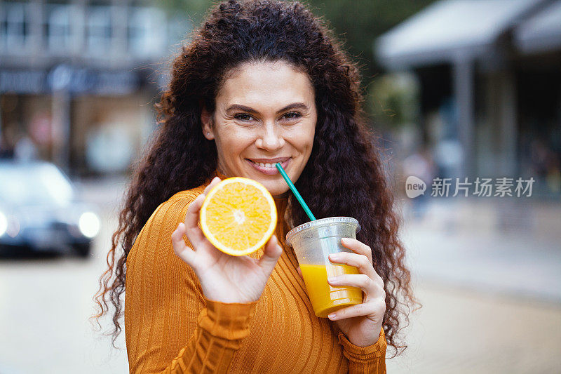 喝橙汁的漂亮姑娘