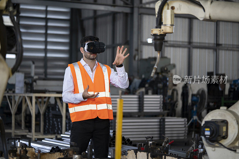 工程师使用全息透镜:在生产线上放置一个虚拟机械臂